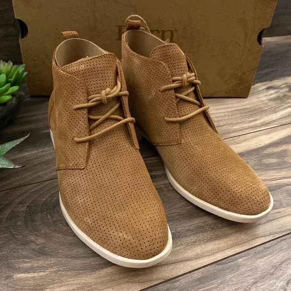 NIB Born Bazau Perforated Suede Ankle Chukka Boot - Picture 3 of 11